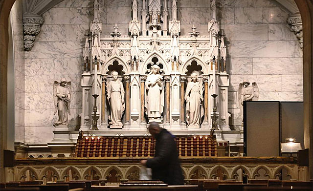 Un hombre pasea en la catedral de St. Patrick, en Nueva York.| Reuters
