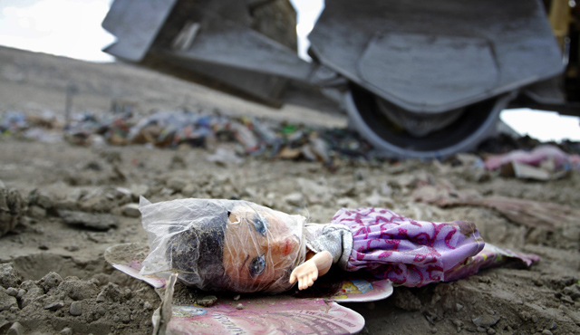 Destruccin de juguetes en el vertedero de la sierra de Fontcalent. | Roberto Prez
