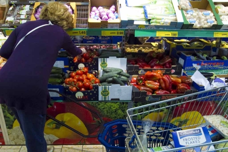 Una mujer en un supermercado. | Begoa Rivas