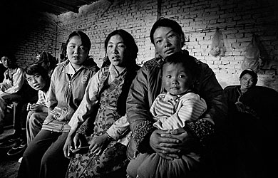 Una familia en un centro de acogida nepal. | . L. Soto. | VEA MS IMGENES