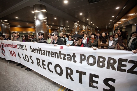 Funcionarios del Gobierno vasco manifestndose en el vestbulo del Gobierno vasco. | Efe