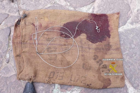 El saco y la cuerda que utilizó para la caza. | ELMUNDO.es