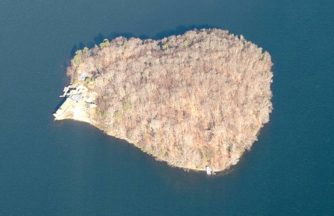 Situada en el medio del lago Mahopac, la isla tiene forma de corazn. | Bing