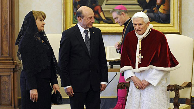 El Papa recibe al presidente de Rumanía, Trian Basescu, y su mujer.| Efe