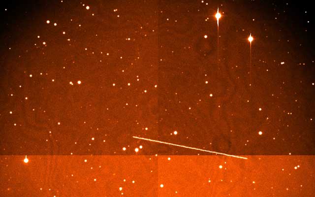 Imagen tomada el 15 de febrero desde el OGS deTenerife. La traza del asteroide es de dos minutos de exposición. | Instituto de Astrofísica de Canarias.