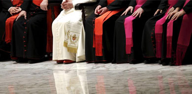 El papa sentado entre cardenales y obispos en el Vaticano. | Reuters