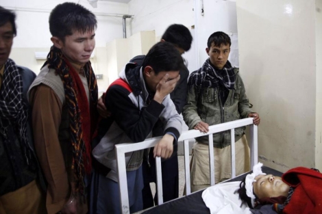 Un joven llora por la muerte de su hermano en Quetta . | Reuters