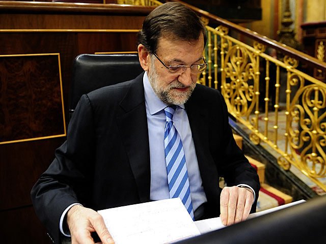 El presidente Mariano Rajoy repasa unas notas en el Congreso de los diputados. | Bernardo Daz
