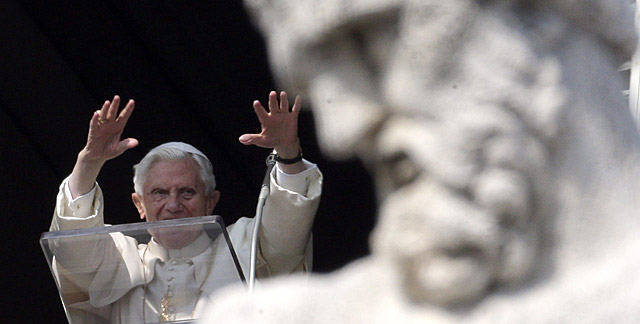 El Papa, durante el rezo del Ángelus en el Vaticano. | Reuters