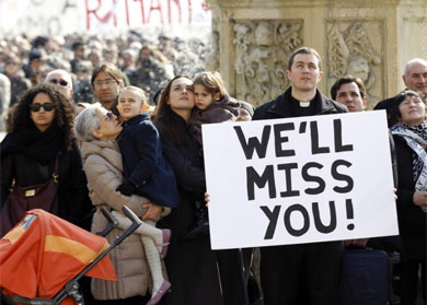 Un cura con una pancarta con el lema 'Te echaremos de menos'. | Reuters