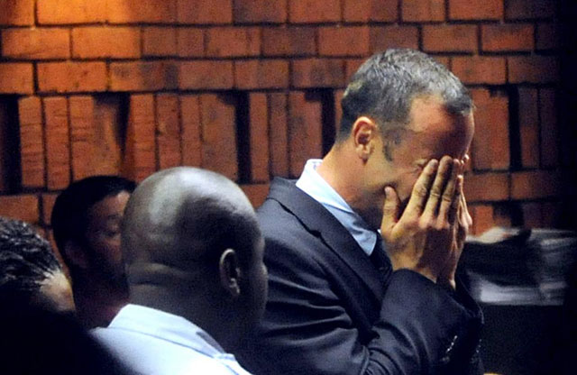 Pistorius llora tras ser acusado de asesinar a su novia. | Afp