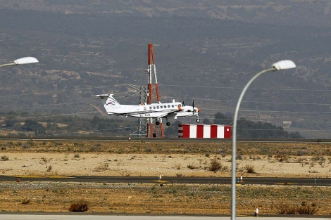 El primer avión ha aterrizado a las 11.19 horas en el aeropuerto de Castellón. | Eugenio Torres