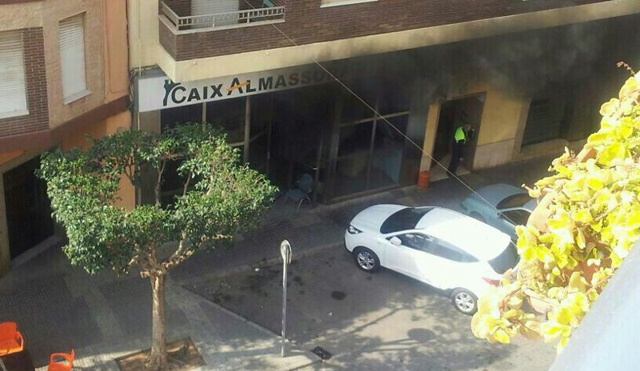 Estado en el que ha quedado la fachada de la sucursal bancaria tras el suceso. | Foto: E.M.