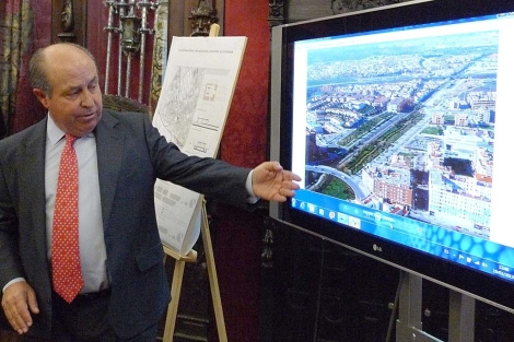 El alcalde de Granada, Torres Hurtado, durante la presentacin del nuevo proyecto.