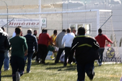 Aficionados corren hacia la portera donde agreden al rbitro en Marchena. | La Voz de Marchena