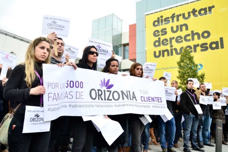 Concentracin de trabajadores en la sede de Orizonia en Palma. | Foto: Alberto Vera