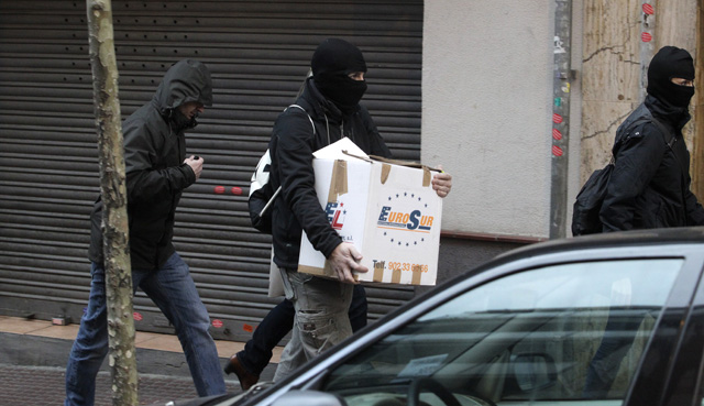 Agentes se llevan cajas con documentos de uno de los pisos registrados. | Antonio Moreno