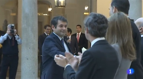Somoano recoge el premio de manos de los Príncipes. | RTVE