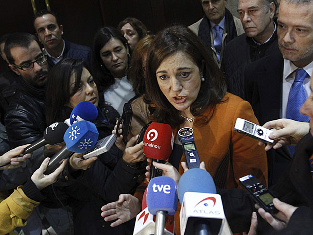 La portavoz del PSOE, Soraya Rodrguez, atiende a la prensa en el Congreso. | Fernando Alvarado / Efe