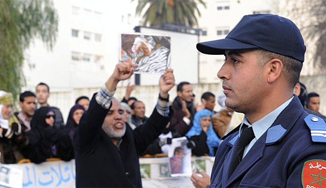 Activistas pro-saharauis ante la sede del tribunal en Rabat. | Foto: Efe