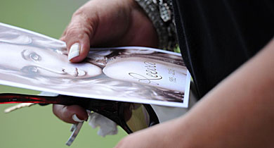 Un familiar de Reeva Steenkamp, con su foto en su funeral. | Afp