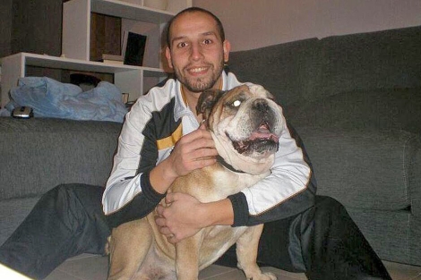 Alberto Moreno, con su perro, en una imagen reciente | Facebook
