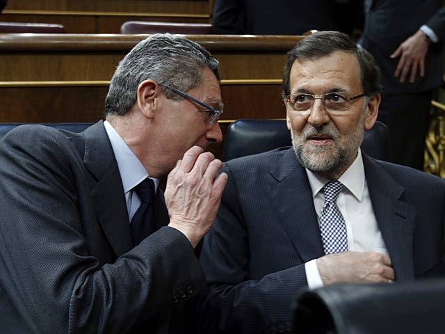 El ministro de Justicia, Alberto Ruiz-Gallardn conversa con el presidente durante el Debate. | Juanjo Martn / Efe