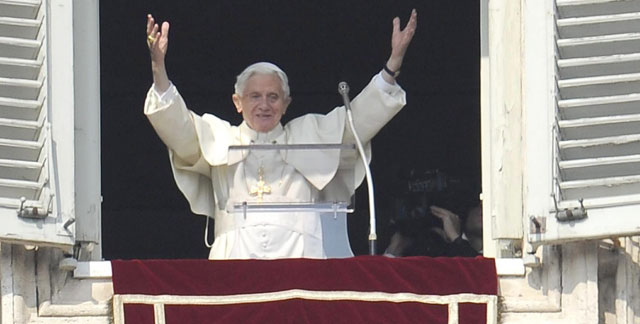 Benedicto XVI, durante su último Ángelus en la Plaza de San Pedro. | Efe