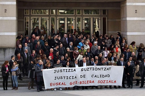 Concentracin de jueces ante el Palacio de Justicia de Bilbao. | Efe