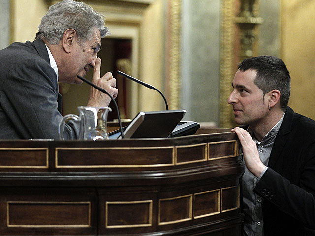 El diputado de Amaiur Iker Urbina conversa con el presidente del Congreso, Jess Posada antes de su intervencin. | E. Naranjo / Efe|