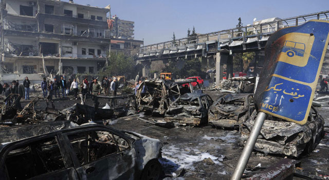Coches calcinados tras la explosin de un coche bomba en Damasco. | Reuters | VER MS IMGENES