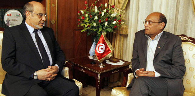 Hamadi Yabali (izqda.) con el presidente tunecino, Monsef Marzuki. | Efe