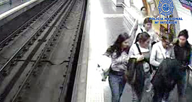 Imagen de las cinco detenidas actuando en el Metro.