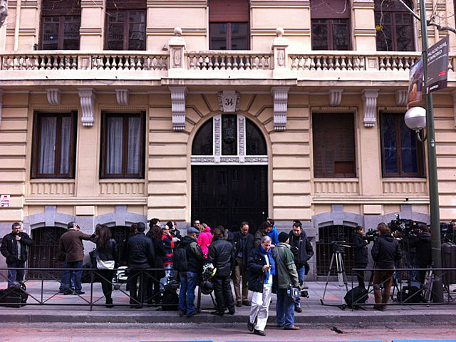 Periodistas frente al portal de Brcenas. | Sergio Gonzlez