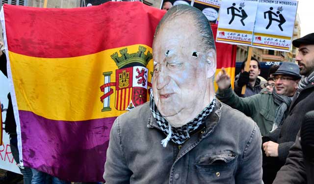 Un manifestante con una careta del Rey. | Alberto Vera