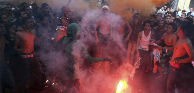 Unos manifestantes egipcios de la oposición encienden bengalas durante una protesta. | Efe