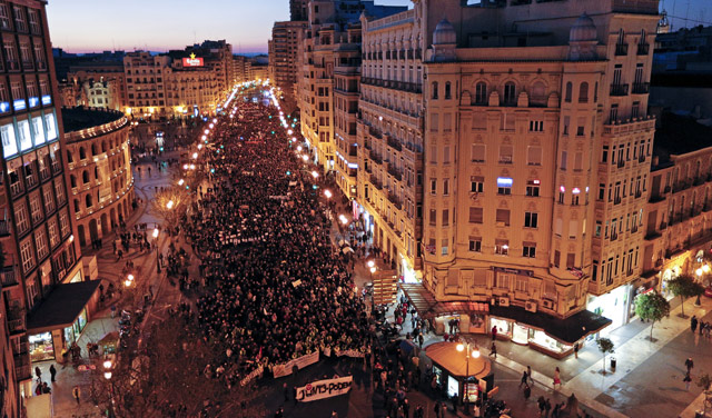 Vista area de la manifestacin de Valencia al paso por la Plaza de Toros. | Efe