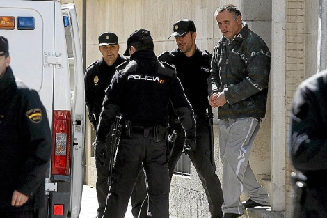 Santiago del Valle, conducido por la Polica en una de las jornadas del juicio. | E. Domnguez