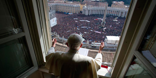 Benedicto XVI, esta mañana, saludando desde su apartamento a los fieles. | Afp