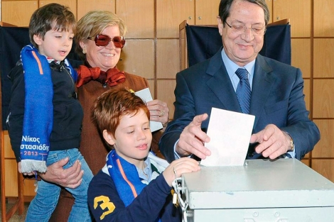 El candidato Niko Anastasiadis vota junto a sus nietos. | Efe