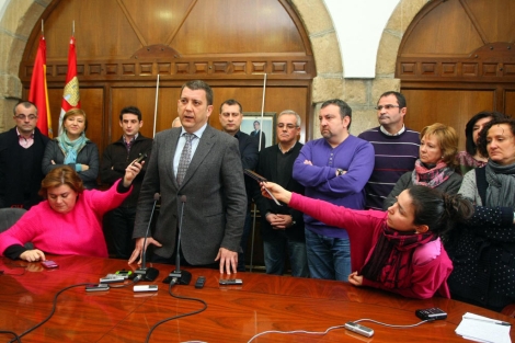 Lpez Riesco, con sus concejales detrs, da explicaciones en rueda de prensa. | C. Snchez / Ical