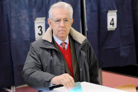 Mario Monti votando en Milán. | Efe