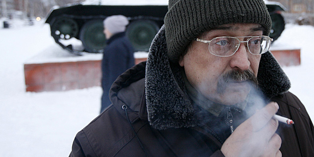 Un hombre fuma en una calle en Krasnoyarsk, en Siberia. | Reuters