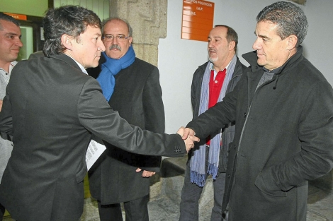 Ismael Álvarez (dcha) estrecha la mano del portavoz del PSOE en Ponferrada, Samuel Folgueral. | Ical
