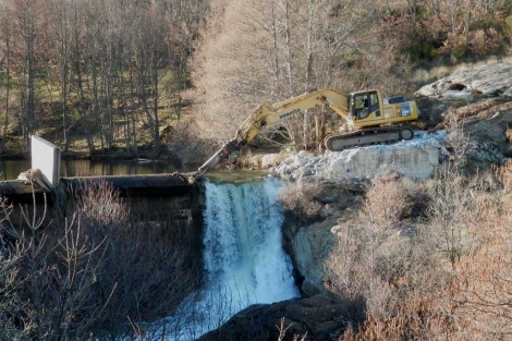Una mquina derriba la presa de Umbras (vila) en febrero de 2013. | EM