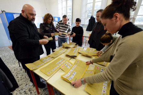 Recuento de votos en un colegio electoral en Pontedera. | Efe