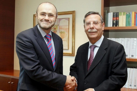 Luis Atienza (i) y Jos Folgado se dan el relevo en marzo de 2012. | Efe