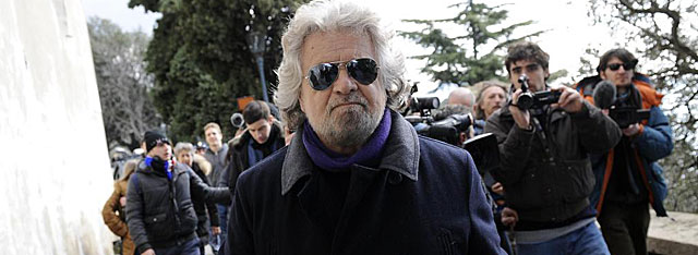 Beppe Grillo, tras depositar su voto. | Reuters
