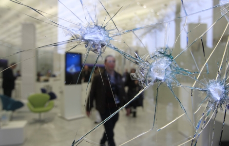 Estado en el que ha quedado la entrada de Telefnica tras el ataque. | Domnec Umbert
