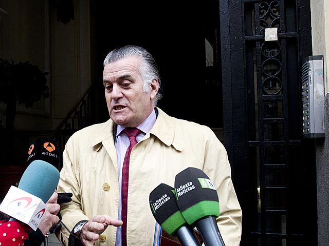 El ex tesorero del PP Luis Brcenas saliendo de su domicilio de Madrid, ayer. | Sergio Gonzlez
